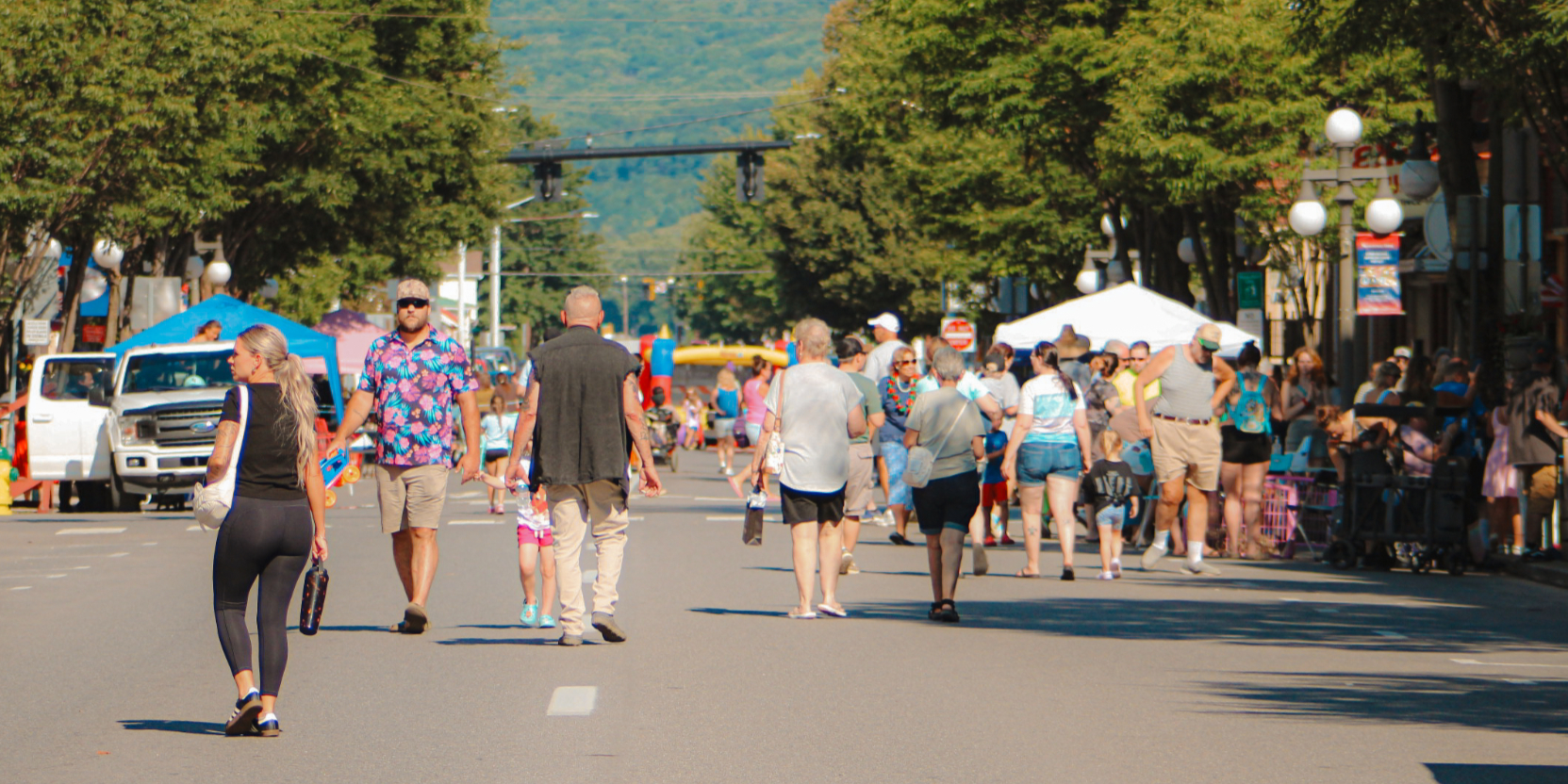 Hundreds come downtown for Christmas in July Final Friday event